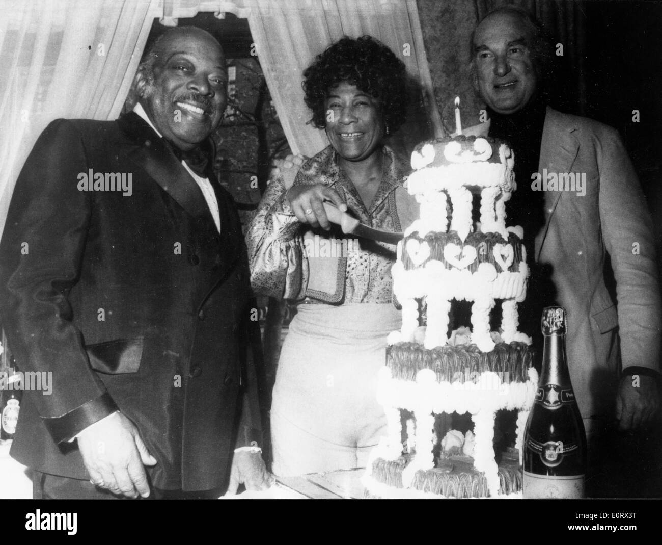 Il cantante Ella Fitzgerald in occasione di un ricevimento con Count Basie Foto Stock