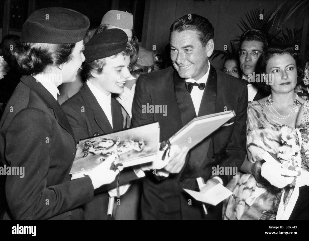 Attore Errol Flynn firma autografi a parte Foto Stock