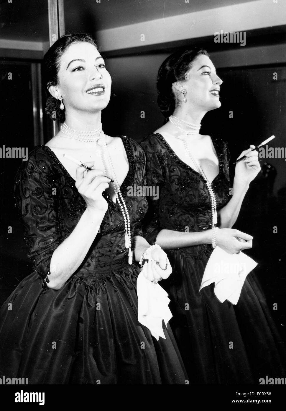 L'attrice Ava Gardner di fumare una sigaretta Foto Stock