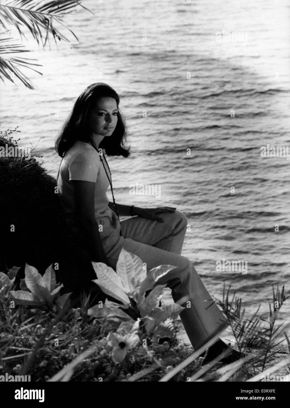 La principessa Ira Von Furstenberg in posa su una roccia sulla spiaggia Foto Stock