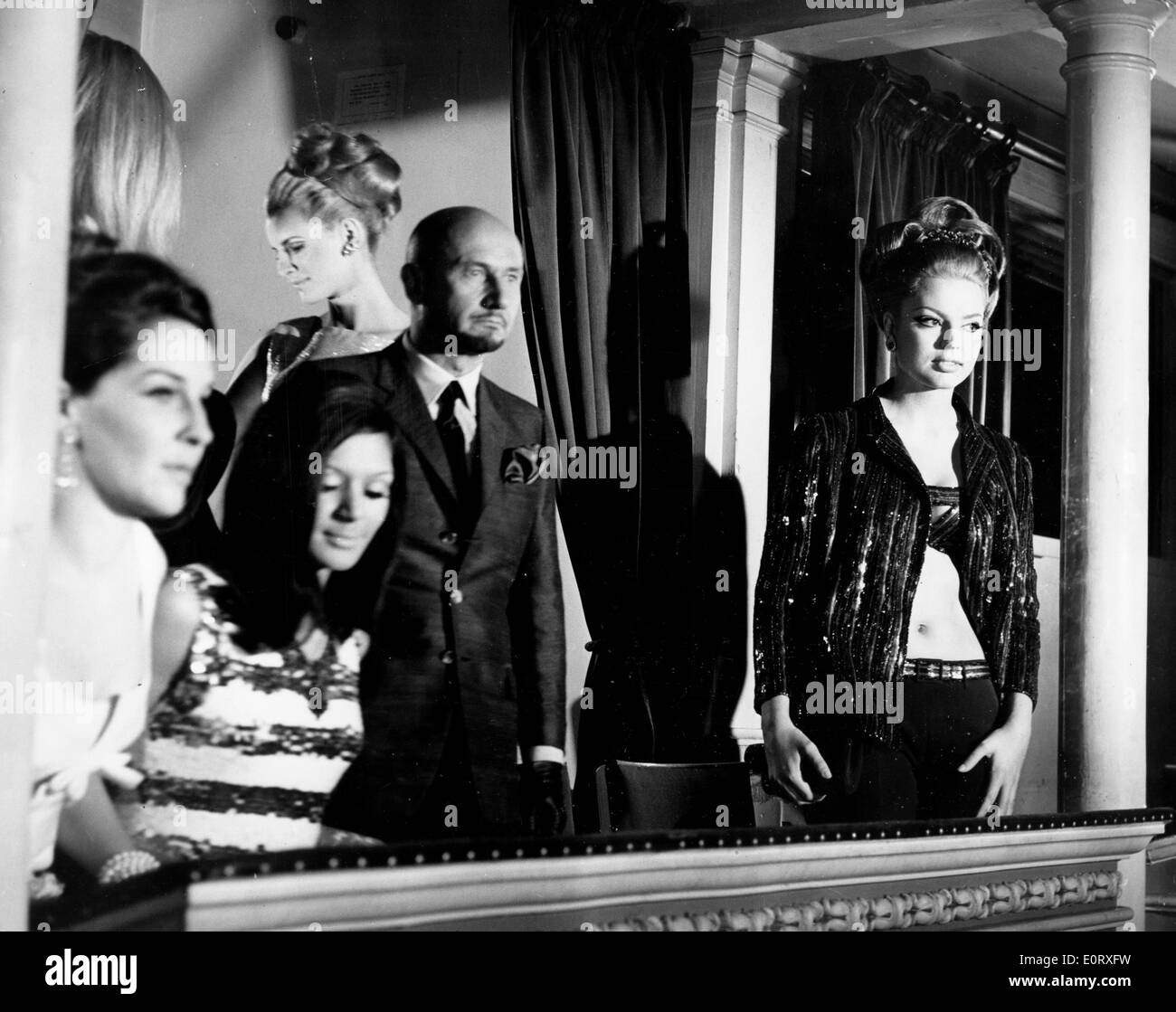 L'attrice Ira von Furstenberg su un balcone Foto Stock