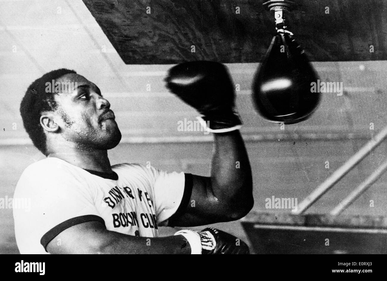 Boxer Smokin Joe Frazier lavorando fuori con il sacco da boxe Foto Stock