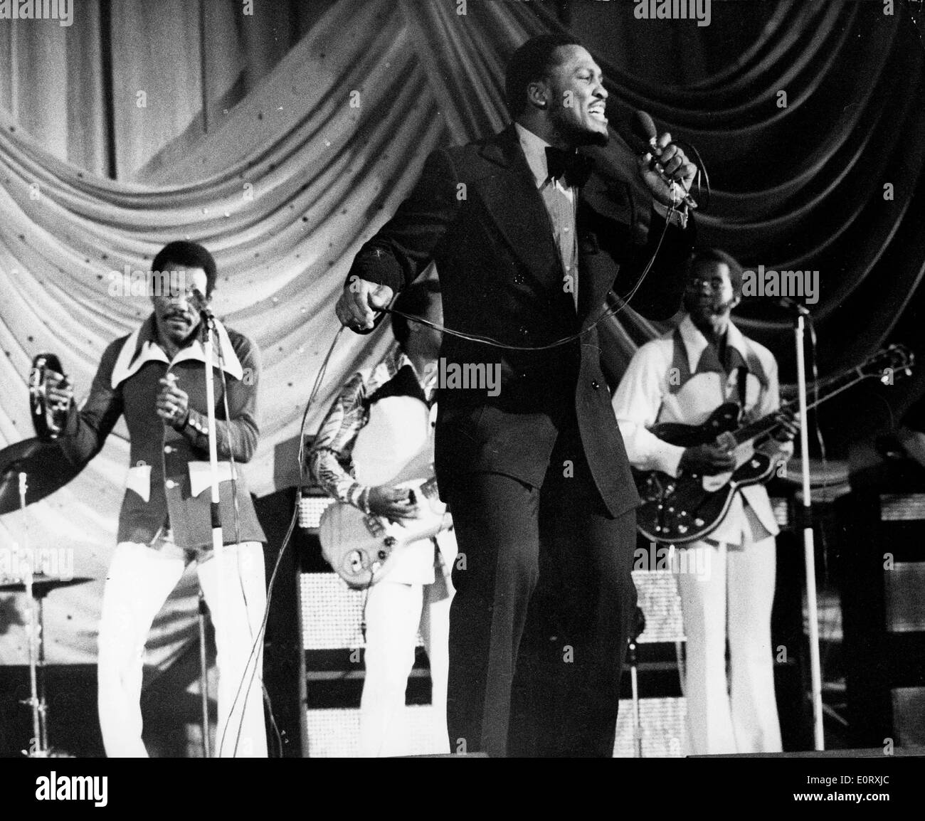 Boxer Smokin' Joe Frazier sul palco a cantare con la sua band Foto Stock