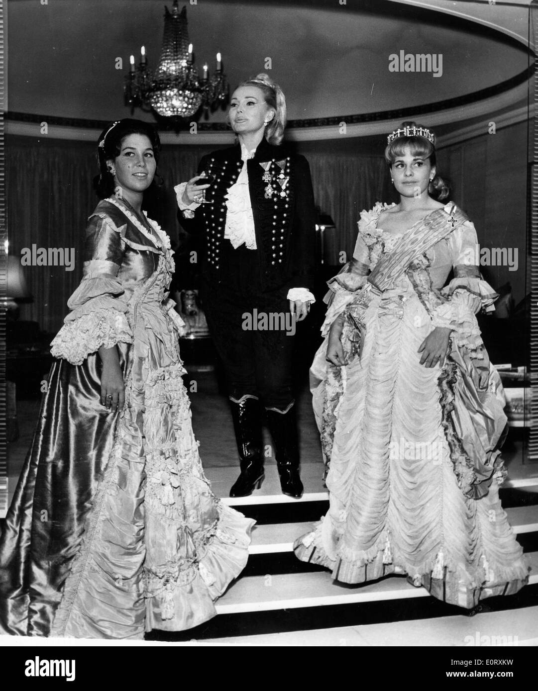 L'attrice Zsa Zsa Gabor vestito in uniforme Foto Stock