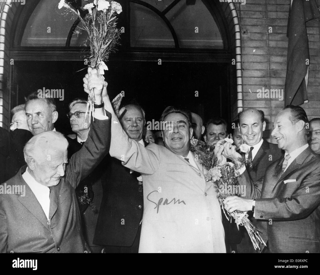 Presidente Svoboda e Leonid Brezhnev tenere fiori Foto Stock