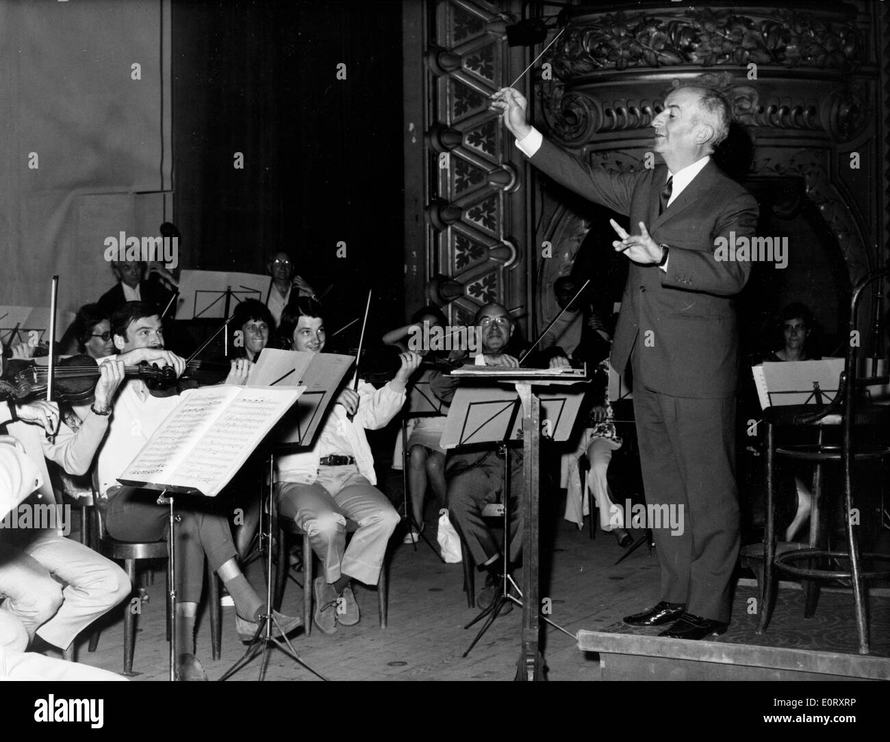 Attore Louis de Funes conduce orchestra Foto Stock