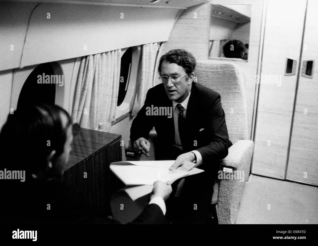 Politico australiano MALCOLM FRAZER, destra Parla a qualcuno su un aereo. Foto Stock