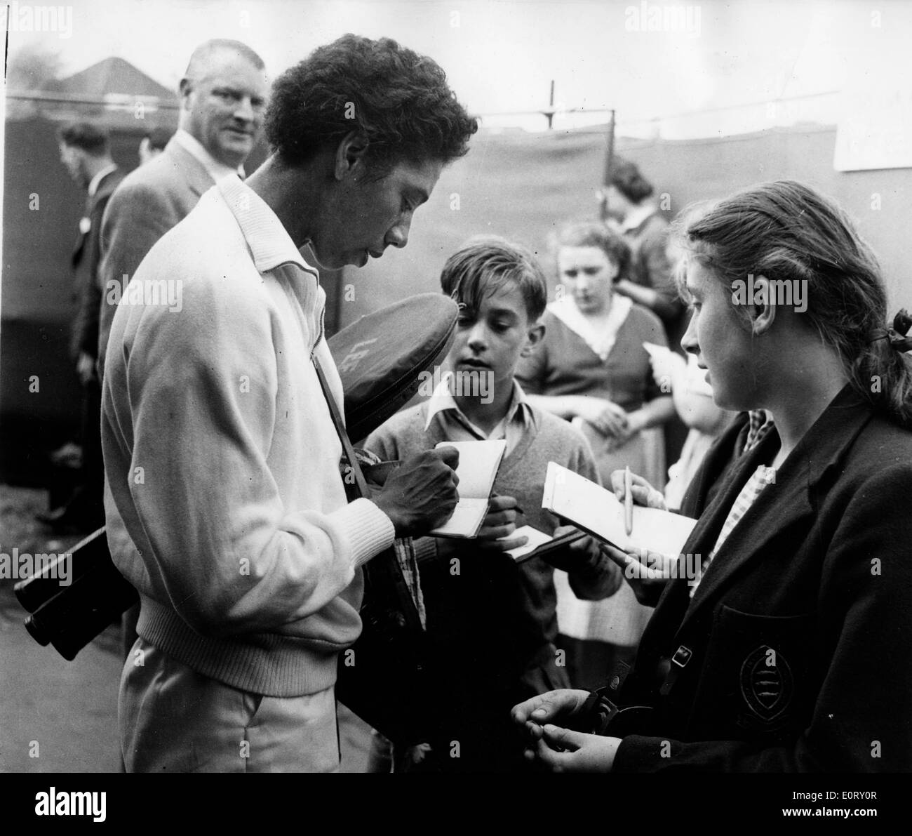 Tennis pro Althea Gibson firma autografi per i tifosi Foto Stock