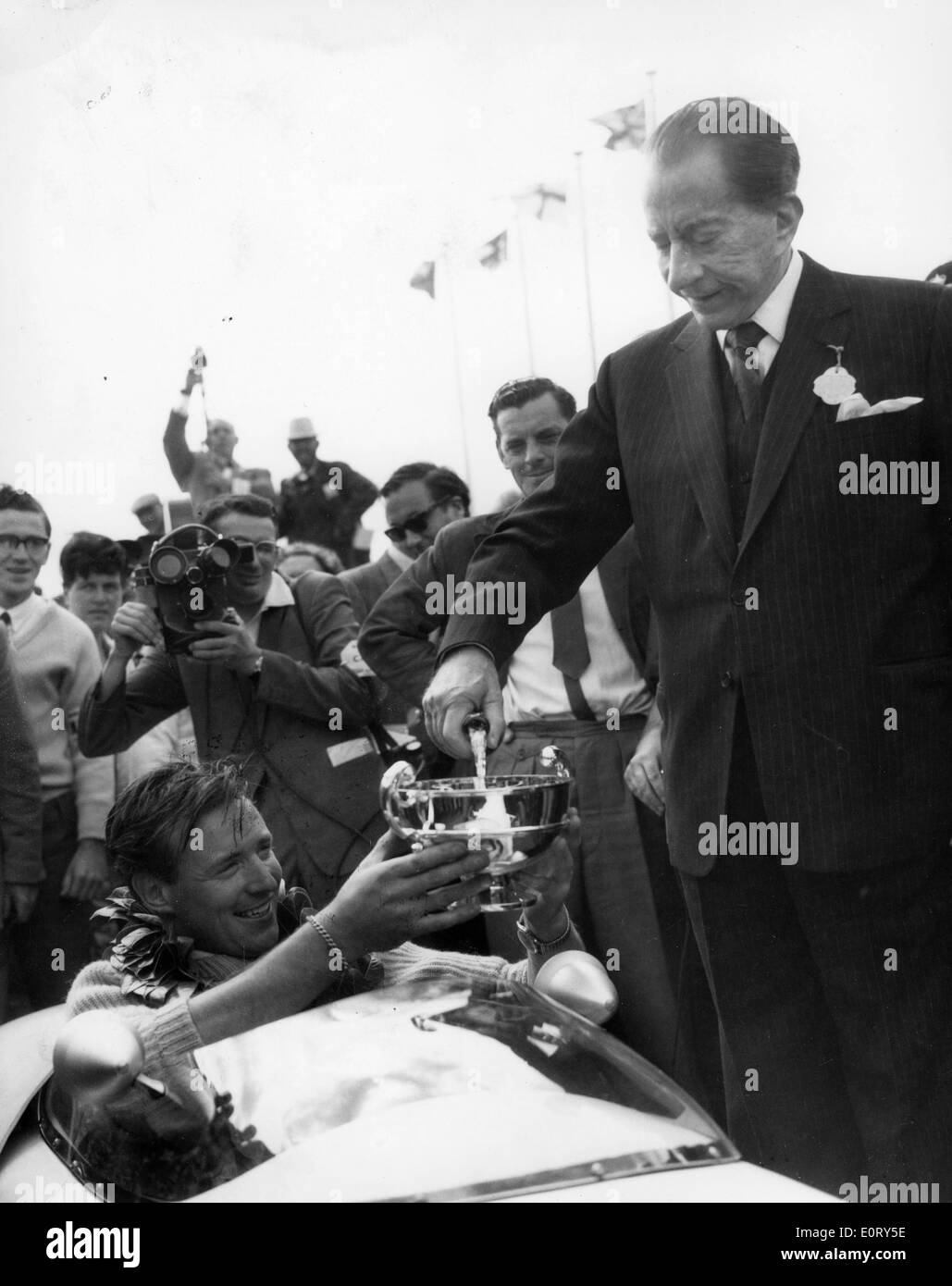 J. Paul Getty celebra racers vincere con champagne Foto Stock