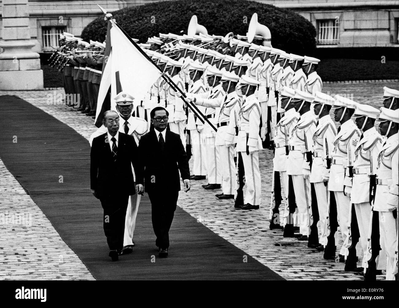 Il primo ministro Takeo Fukuda a piedi il tappetino in caso Foto Stock