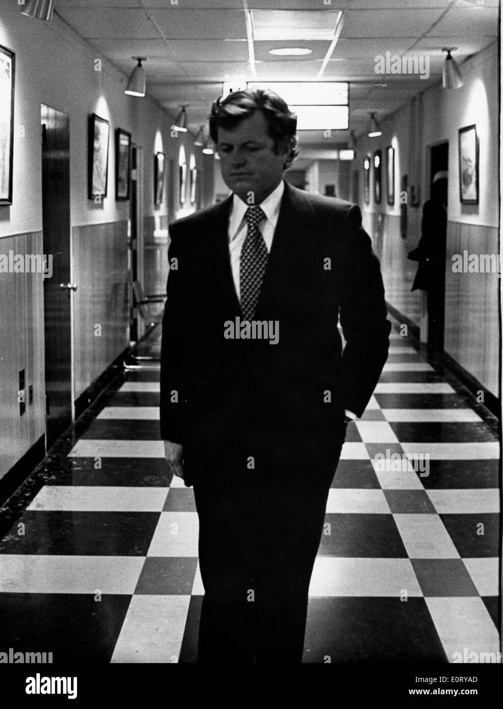 Il senatore Edward Kennedy in ospedale in corridoio Foto Stock