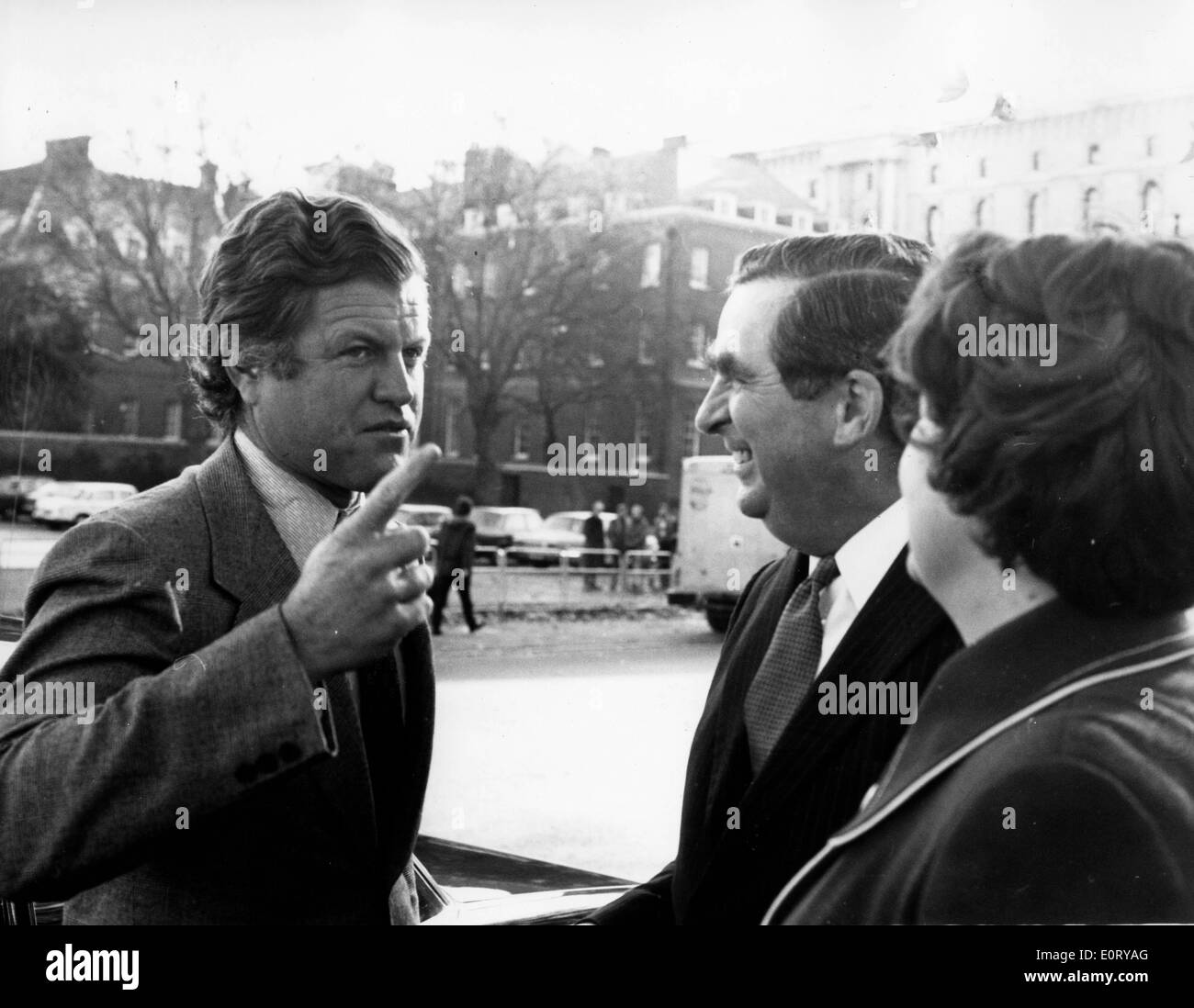 Edward Kennedy chat con Denis Healey nel parco Foto Stock