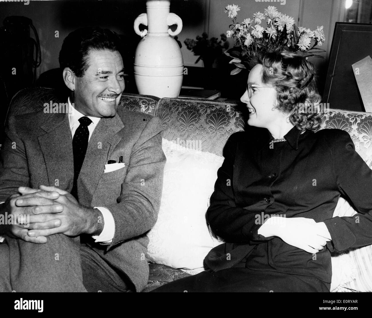 Attore Errol Flynn colloqui con reporter Foto Stock