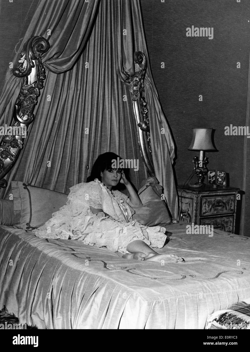 L'attrice Yvonne Furneaux posa a letto Foto Stock