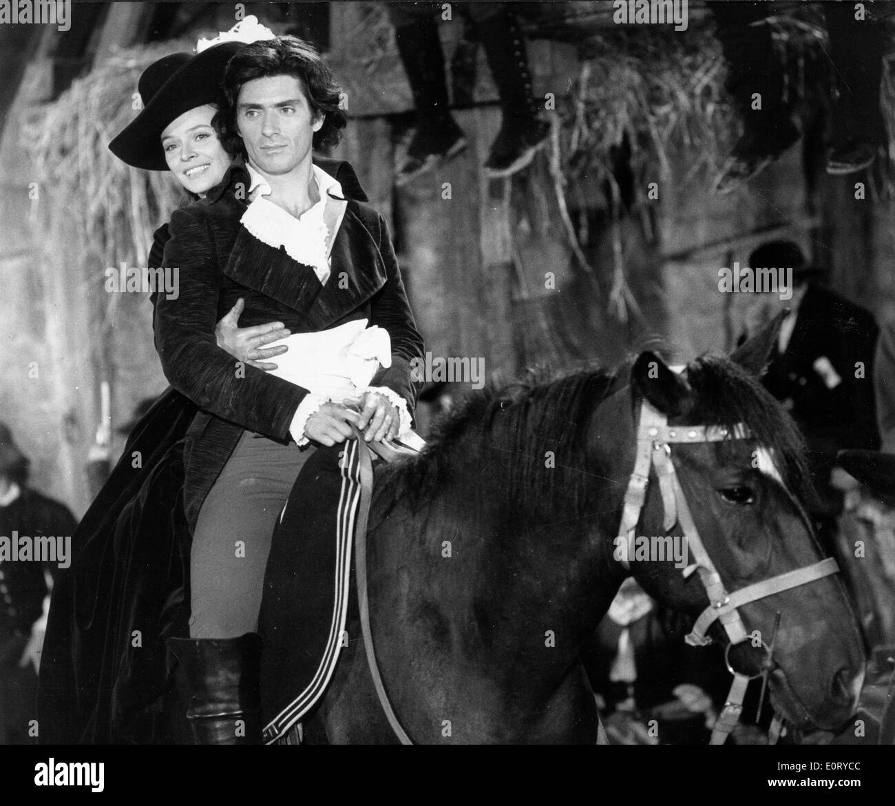 Attore francese Sami Frey andare a cavallo in una pellicola Foto Stock