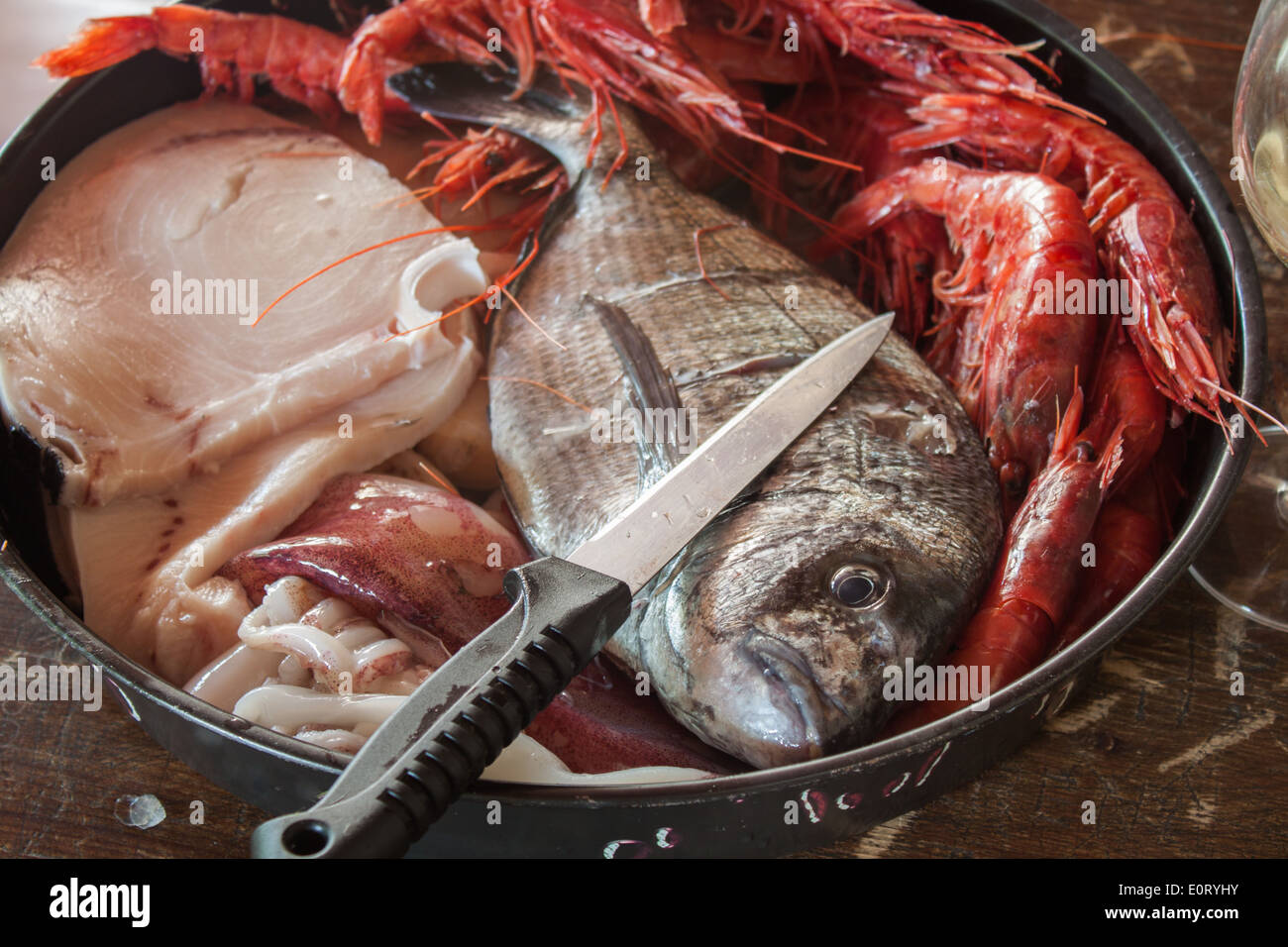 Preparare i frutti di mare cucinare la cottura sgocciolatoio Coltello per pesce fresco gamberetti Pesce spada Foto Stock