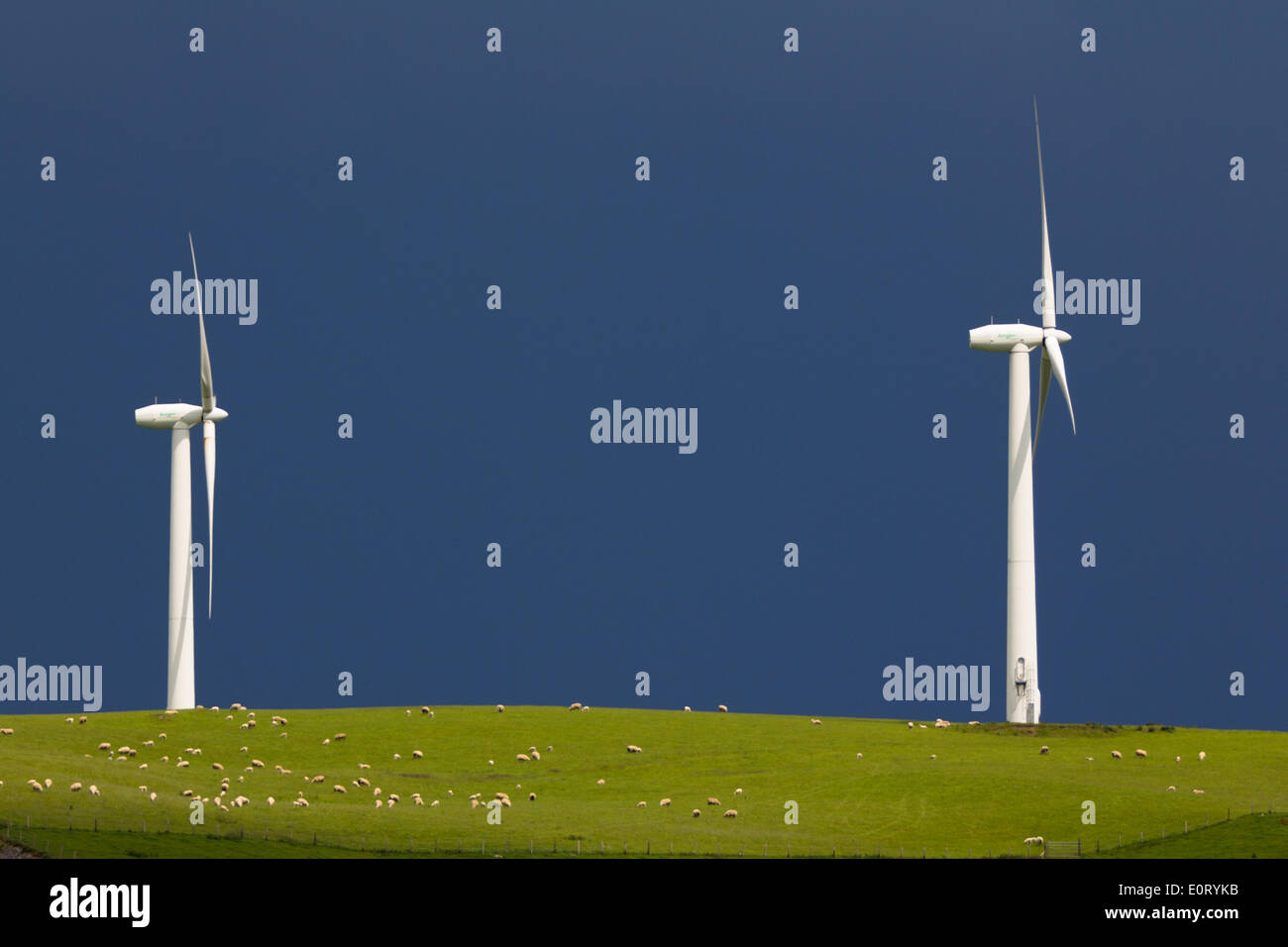 Bont-goch nr Aberystwyth, Galles. Le turbine eoliche in corrispondenza di Mynydd Gorddu per centrali eoliche si stagliano contro il cielo minaccioso. Foto Stock