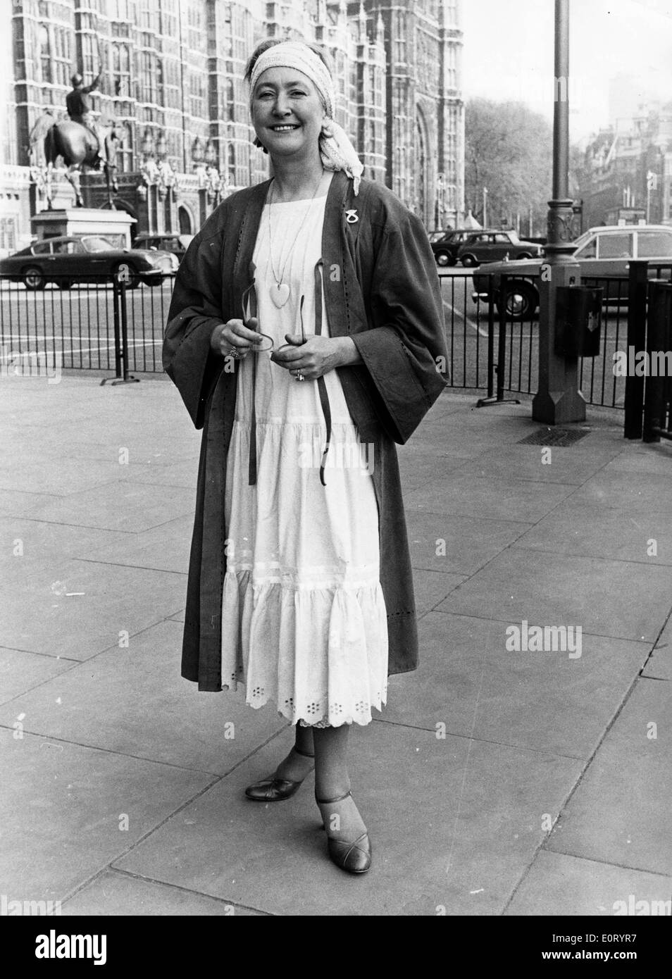Winifred Ewing in piedi in città Foto Stock