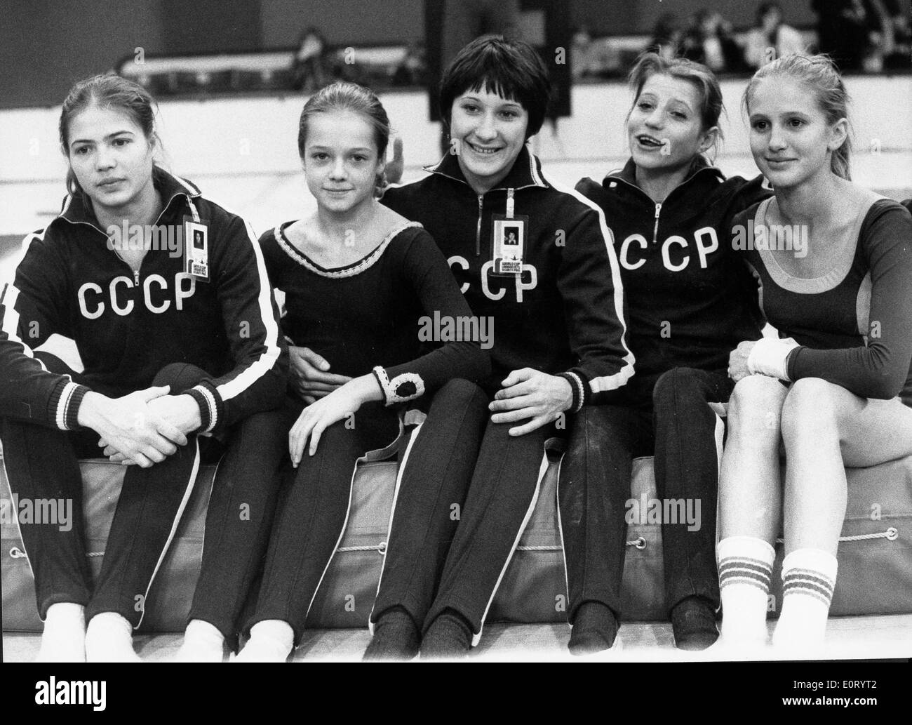 Ginnasta Olga Korbut con i suoi compagni di squadra Foto Stock