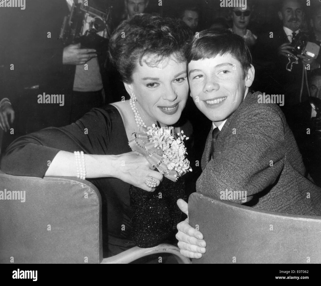 L'attrice Judy Garland con un giovane fan Foto Stock