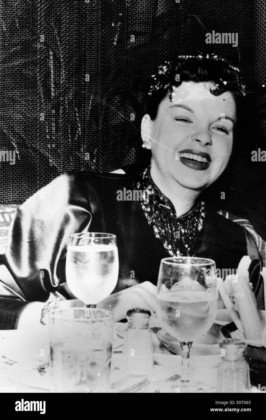 L'attrice Judy Garland ride ad una festa Foto Stock