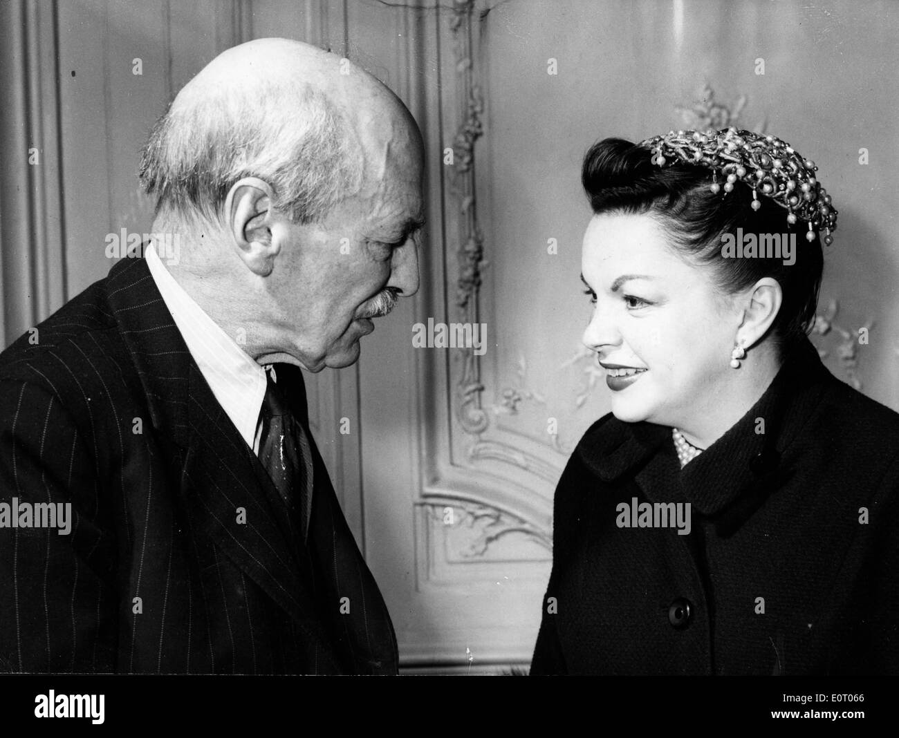 L'attrice Judy Garland colloqui con uomo a una festa Foto Stock