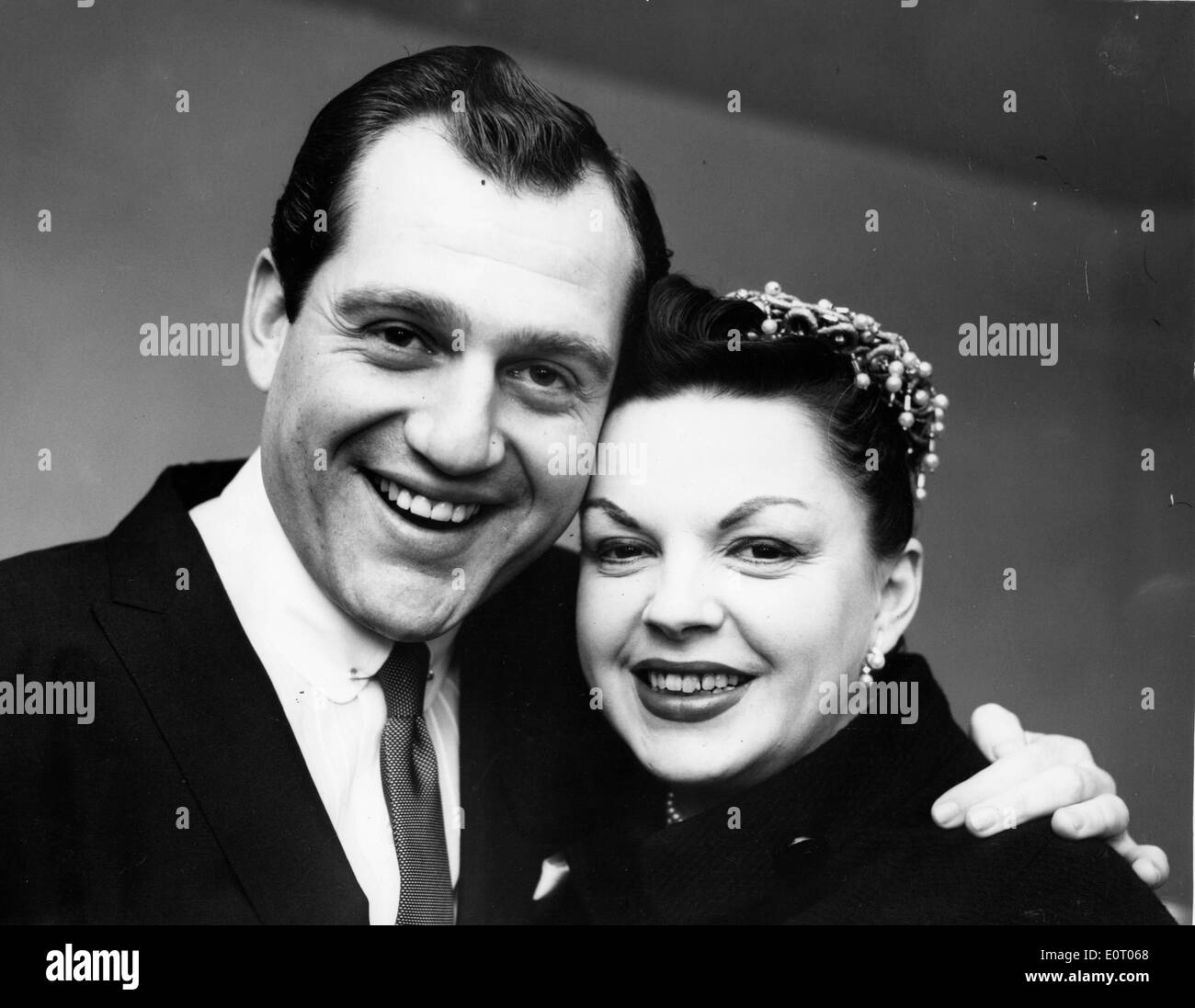 L'attrice Judy Garland con un uomo Foto Stock