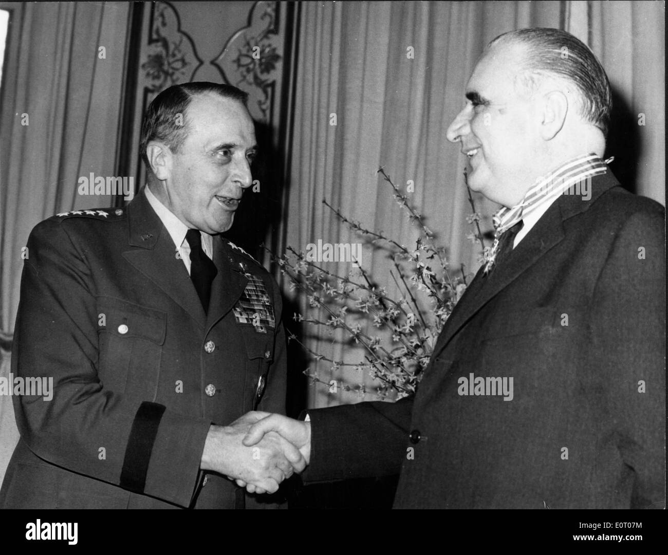 Georges Pompidou incontra un uomo militare Foto Stock