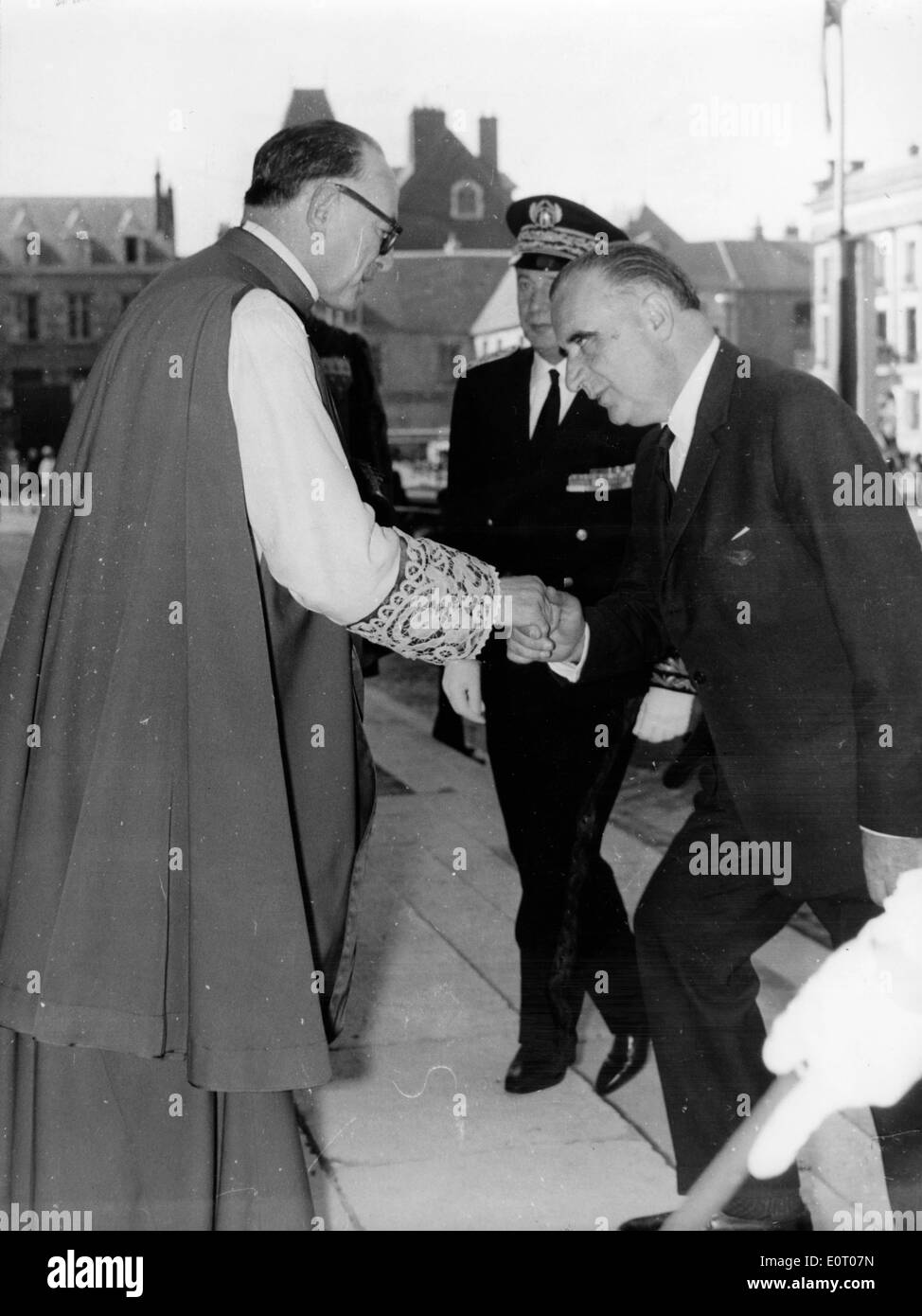 Presidente Pompidou scuote i sacerdoti mano Foto Stock