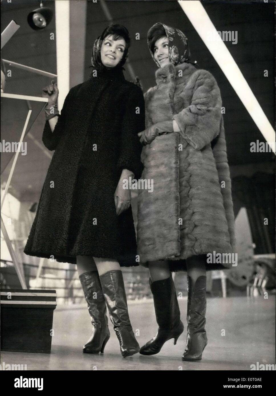 26 maggio 1960 - Modelli sovietica indossare pellicce invernali progetta, Porte de Versailles Foto Stock