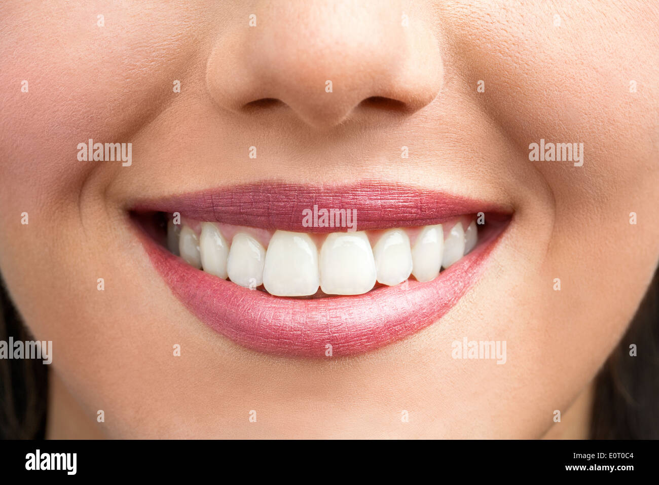 Macro close up del sorriso femmina mostra Denti sani denti bianchi. Foto Stock
