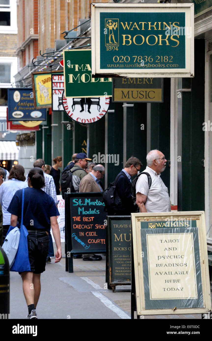 Londra, Inghilterra, Regno Unito. Il Cecil Court, off Charing Cross Road, piena di librerie e negozi di antiquariato Foto Stock