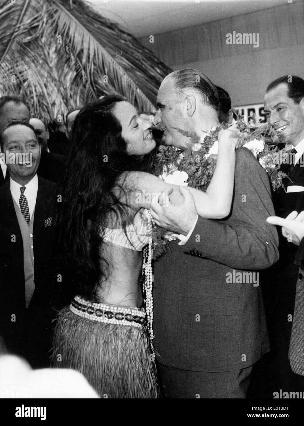 George Pompidou ballare con una ragazza di hula Foto Stock