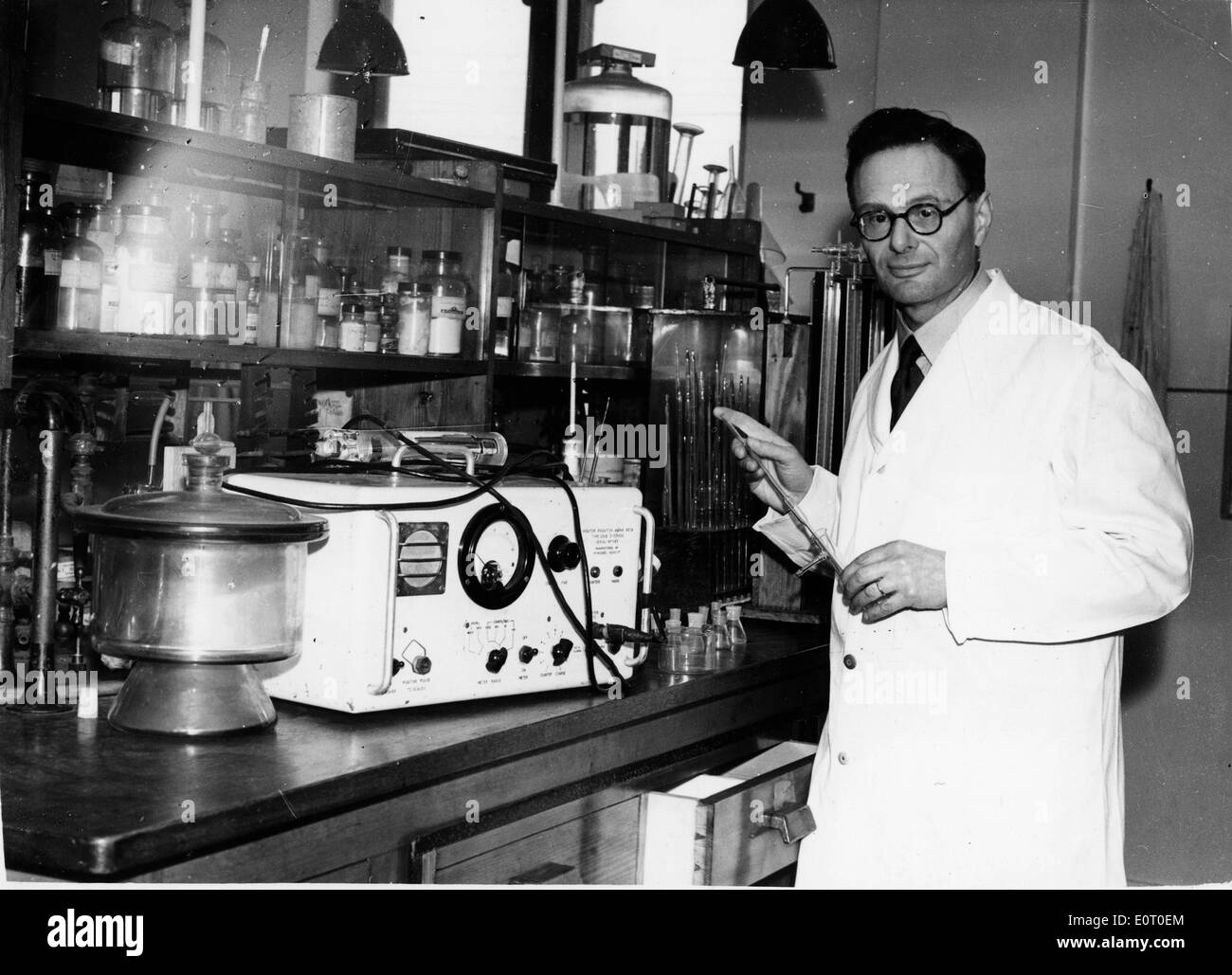 Medico Hans Adolf Krebs lavorando nel suo laboratorio Foto Stock