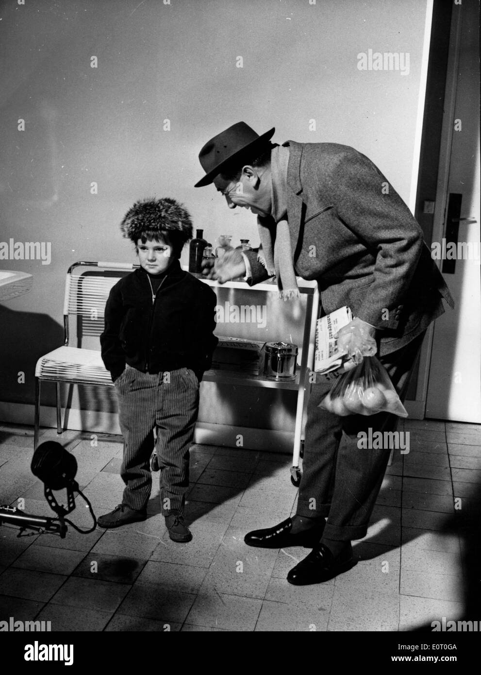 Attore Fernandel e little boy in scena del film Foto Stock