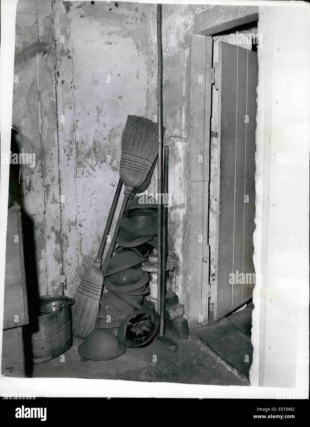 Giugno 06, 1960 - Iniziano i lavori per la ricostruzione su 10. Downing Street. Tempo di guerra elmetti di acciaio nel raid aereo cantine. I membri del Foto Stock