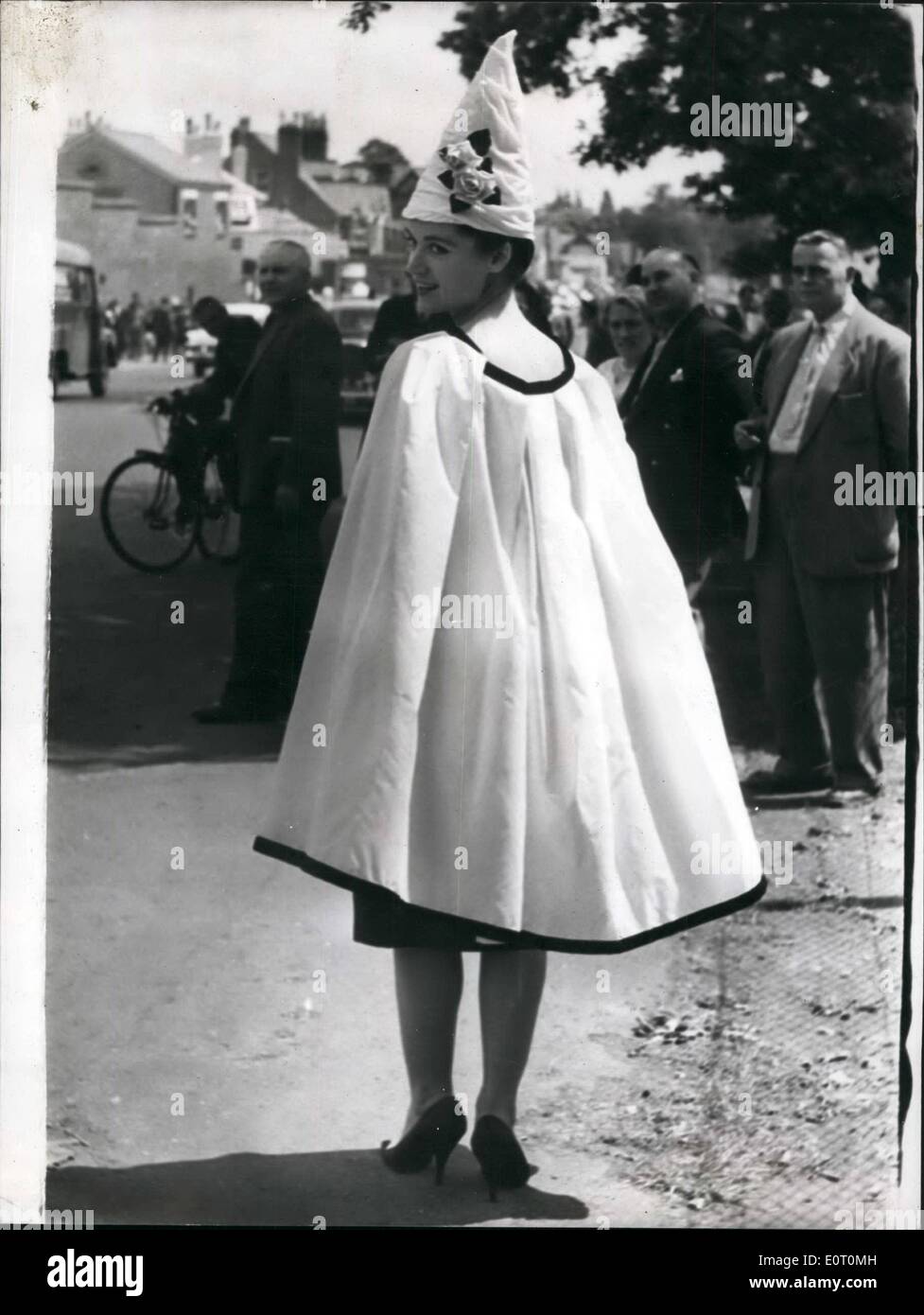 Giugno 06, 1960 - donna moda giorno presso il Royal Ascot gara incontro - Secondo giorno: ci sono stati un sacco di piastre di moda per essere visto a sunny Royal Ascot ieri - La seconda giornata dei quattro giorni di gara incontro. Mostra fotografica di questa giovane donna - Eileen Pietro di Mill Hill, indossavano questa smart A-line creazione, costituito da un ''clown-cono "' cappello indossato con un capo a Ascot ieri. Foto Stock