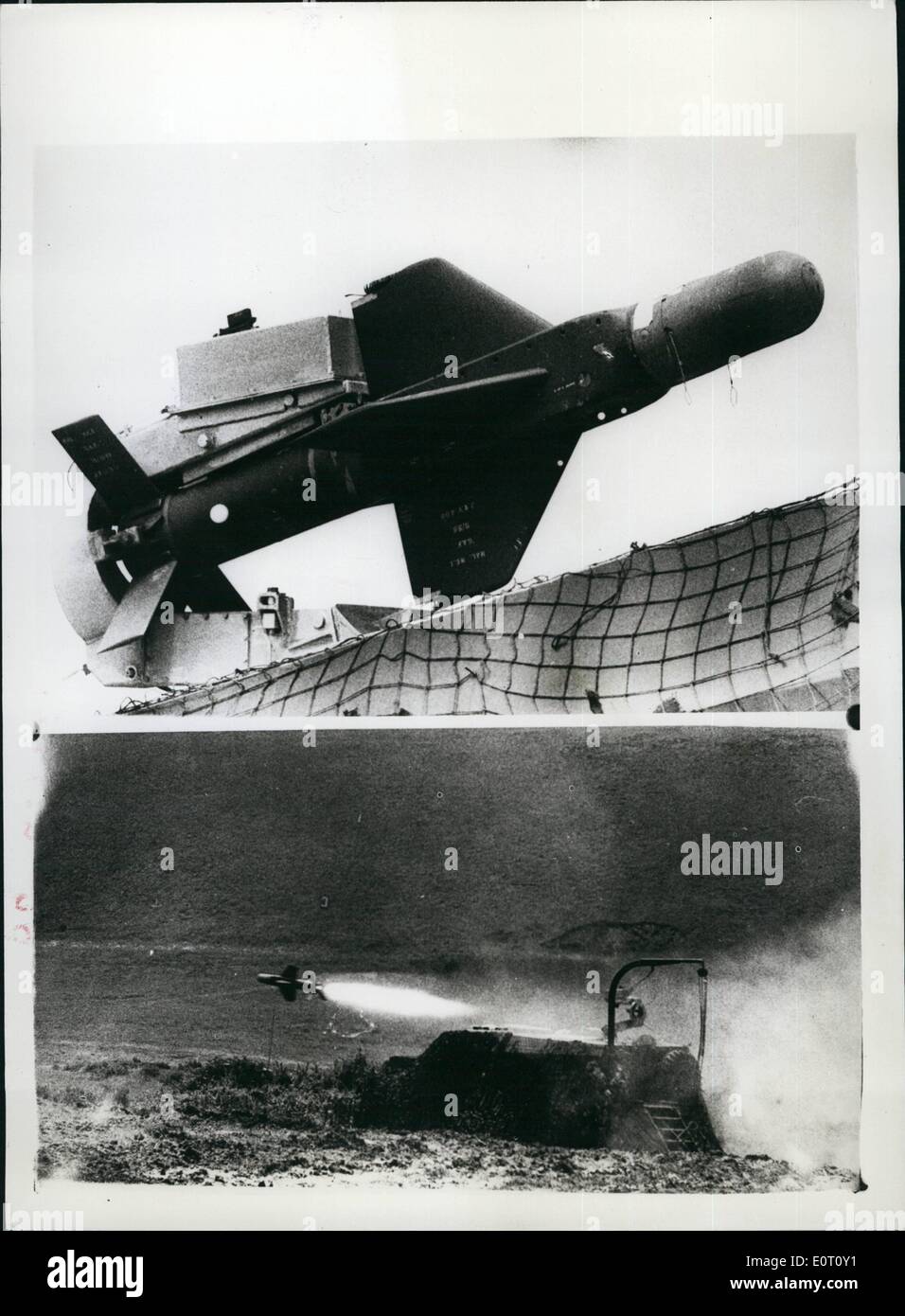 Giugno 06, 1960 - test riuscito di Malkara Anti-Tank missile: Il Malkara anti - serbatoio missile guidato è stato licenziato per la prima volta presso il Royal corpi corazzati centro, al Lulworth ieri. Il primo missile, che è di circa 5m. di lunghezza e pesa 200 lbs, bit di un serbatoio hulk in corrispondenza di un intervallo di 1.300 metri e la seconda una tela in movimento bersaglio a 1.800 metri. Il missile ha piccole svasature sulle sue ali per consentire il suo controllore per seguire il suo volo e passare i segnali necessari lungo un filo di comunicazione per sterzare in il bersaglio Foto Stock