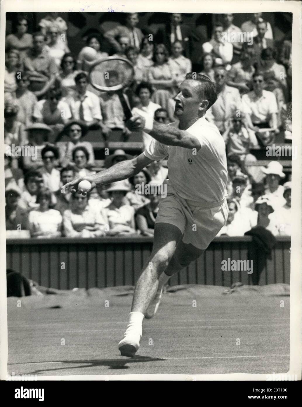 Giugno 06, 1960 - campionati di Wimbledon - Primo giorno. La Rod Laver di Australis - in gioco. La foto mostra la Rod Laver (Australia) in gioco durante la sua corrispondenza con G.L. Ward (GB) all'apertura del 1960 Torneo di Wimbledon oggi. Laver è finalista della gara dell'anno scorso. Foto Stock