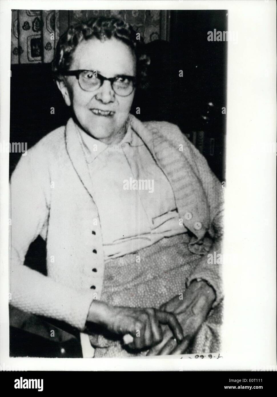 Giugno 06, 1960 - Donna sulla mummia accusa di omicidio: 65-anno la vecchia signora Sarah Jane Harvey è oggi accusato a Prestatyn dell assassinio di 20 anni fa della Sig.ra Francesca Alice Knight, 50, il cui corpo mummificato è stato detto di aver trovato in una scheda prodotto presso la sig.ra Hervey della casa di Kinmel West Street, Rhyl. cinque settimane fa. La sig.ra Harvey, che sosteneva di avere detto la polizia:''nego la carica'', posta in stato di carcerazione preventiva per una settimana. La foto mostra la sig.ra Harvey, che oggi è stato accusato di assassinio 20 anni fa della Sig.ra Francesca Alice cavaliere. Foto Stock