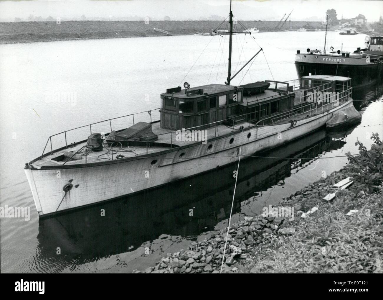 Giugno 06, 1960 - In Oberwinter vicino a Bonn, Hermann Goering's yacht di lusso si trova su una catena. Durante il tempo di nazista era chiamato ''Karinil" e più tardi, dopo essere stati confiscati dagli inglesi,'il Principe Charles''. L'inglese wint per sbarazzarsi della nave, ma riescono a trovare nessun acquirente per lo yacht che necessita piuttosto di un equipaggio di grandi dimensioni. Il lusso niente tis per essere più visibili; è piuttosto dilapliated. Foto Stock