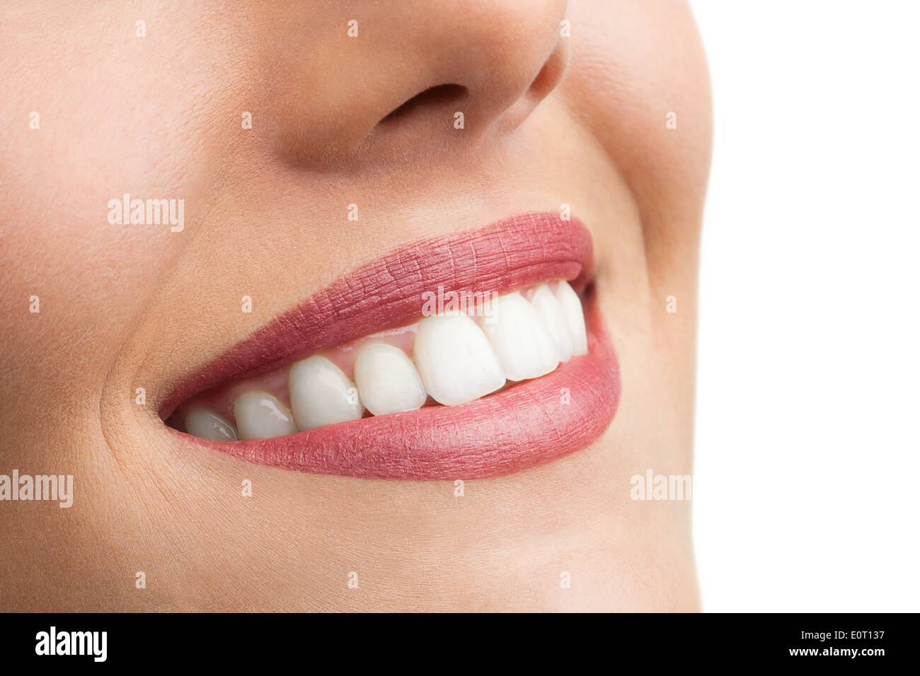 Macro close up perfetto denti femmina isolato su bianco. Foto Stock