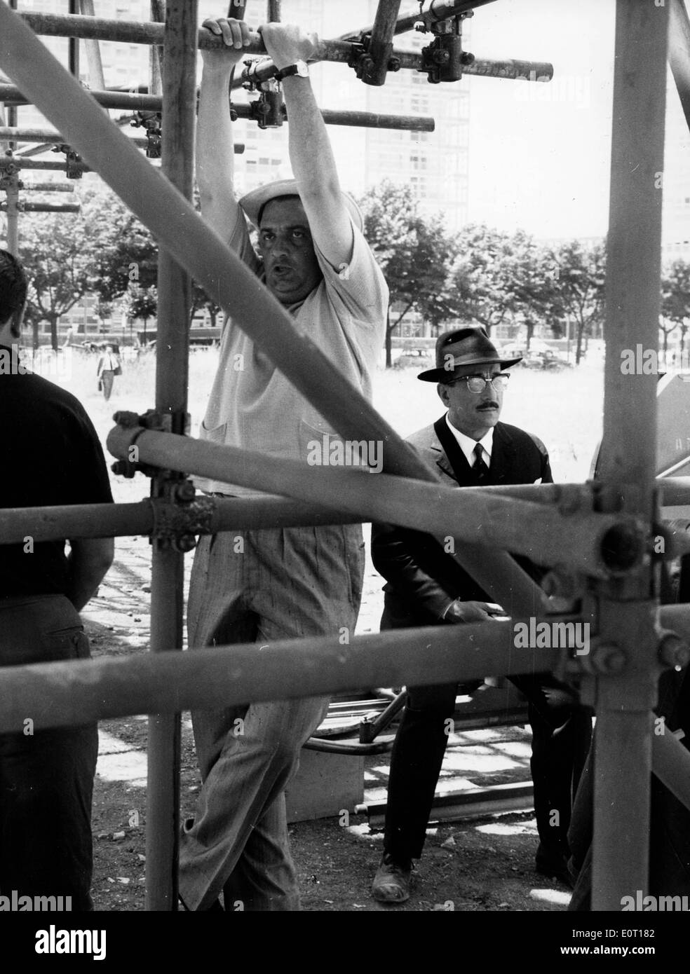 Regista Federico Fellini sul set di un film Foto Stock