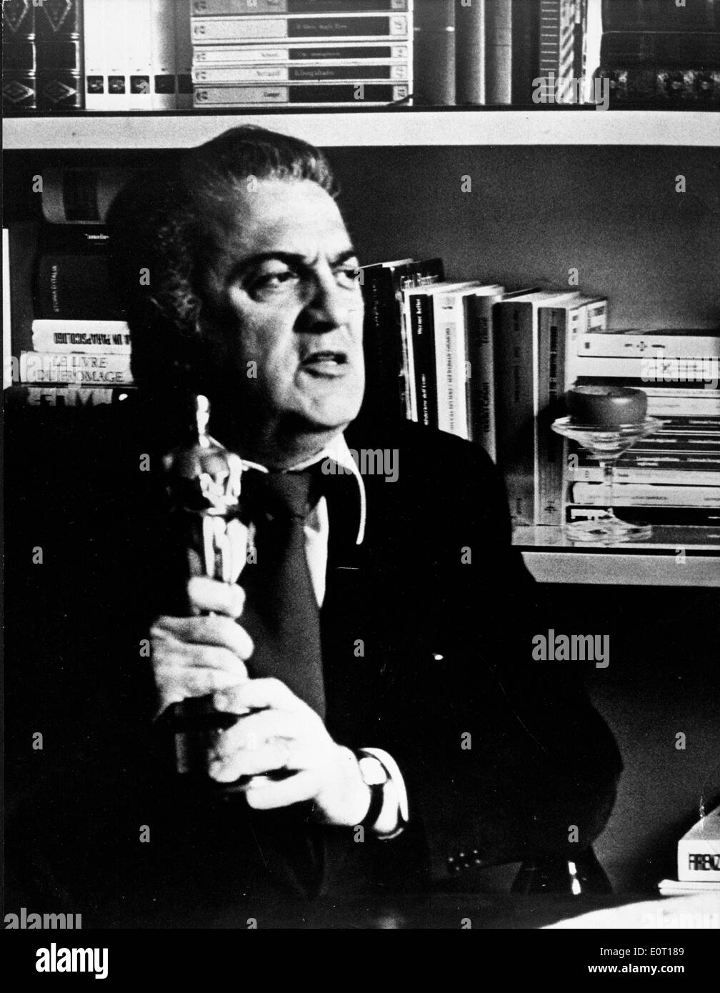 Regista Federico Fellini tenendo un premio Foto Stock