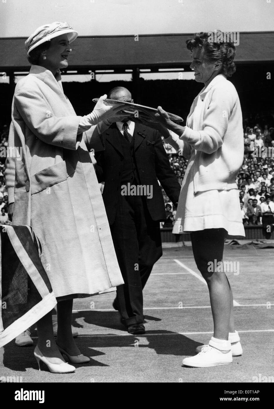 Shirley Fry Irvin riceve il trofeo per il match win Foto Stock