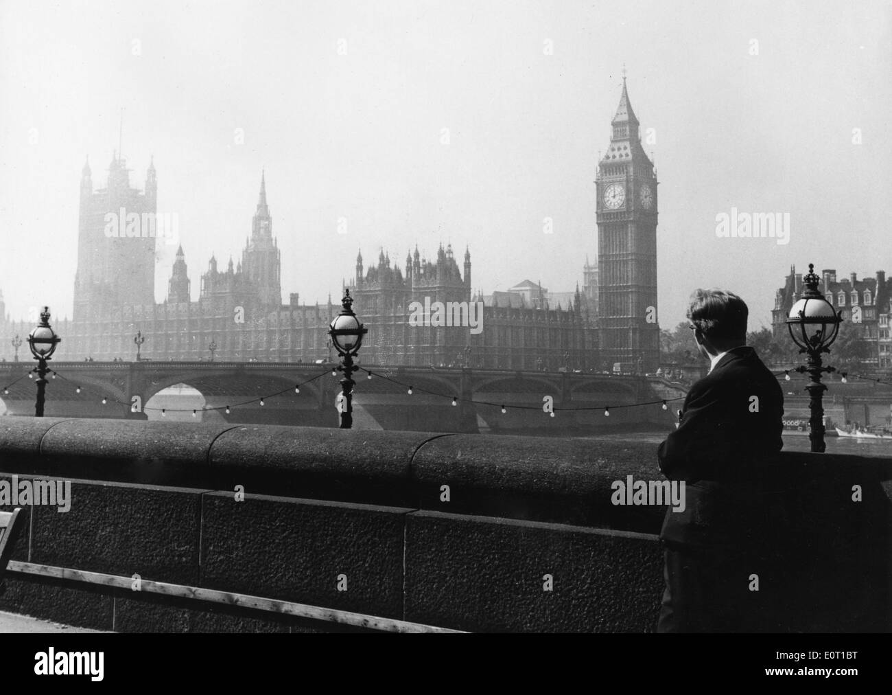 Data sconosciuta - Londra, Inghilterra, Regno Unito - ALBERT MURRAY guarda la Casa del Parlamento attraverso il fiume. Dove le prossime elezioni generali avranno luogo. Foto Stock