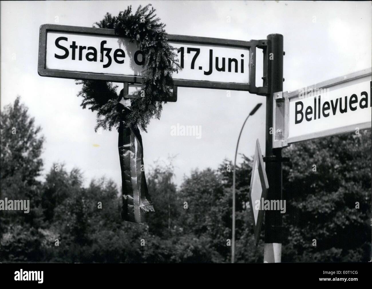 Giugno 13, 1960 - Campagna per la Giornata dell unità: Presidente del tedesco Dundestag (Parlamento), Dr. Eugen Gerstenmaier (Gersternmaier), e Dr.Roder (Roder), presidente del Bundesrat, e Paul Lobe (lobo), presidente di teh Curatorium Undividable Germania, hanno chiesto i cittadini tedeschi per mostrare la loro connessione personale merita di Berlino e la 17 milioni in oriente-zone o giugno XVII Giornata dell'unità. La foto mostra uno di teh segni della strada del xvii giugno a Berlino Ovest. Foto Stock