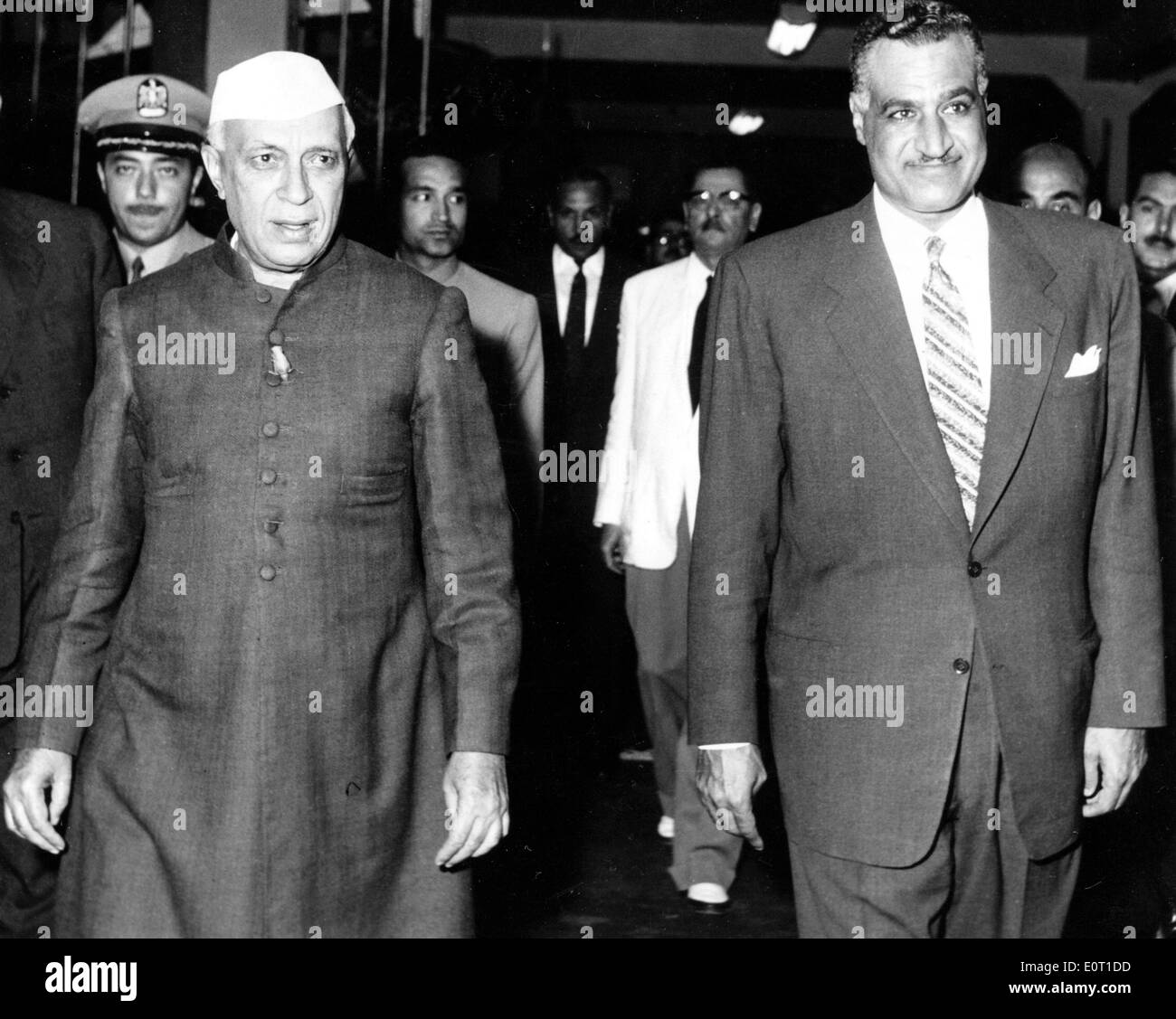 Jawaharlal Nehru con Gamal Abdel Nasser in occasione della sua visita al Cairo Foto Stock