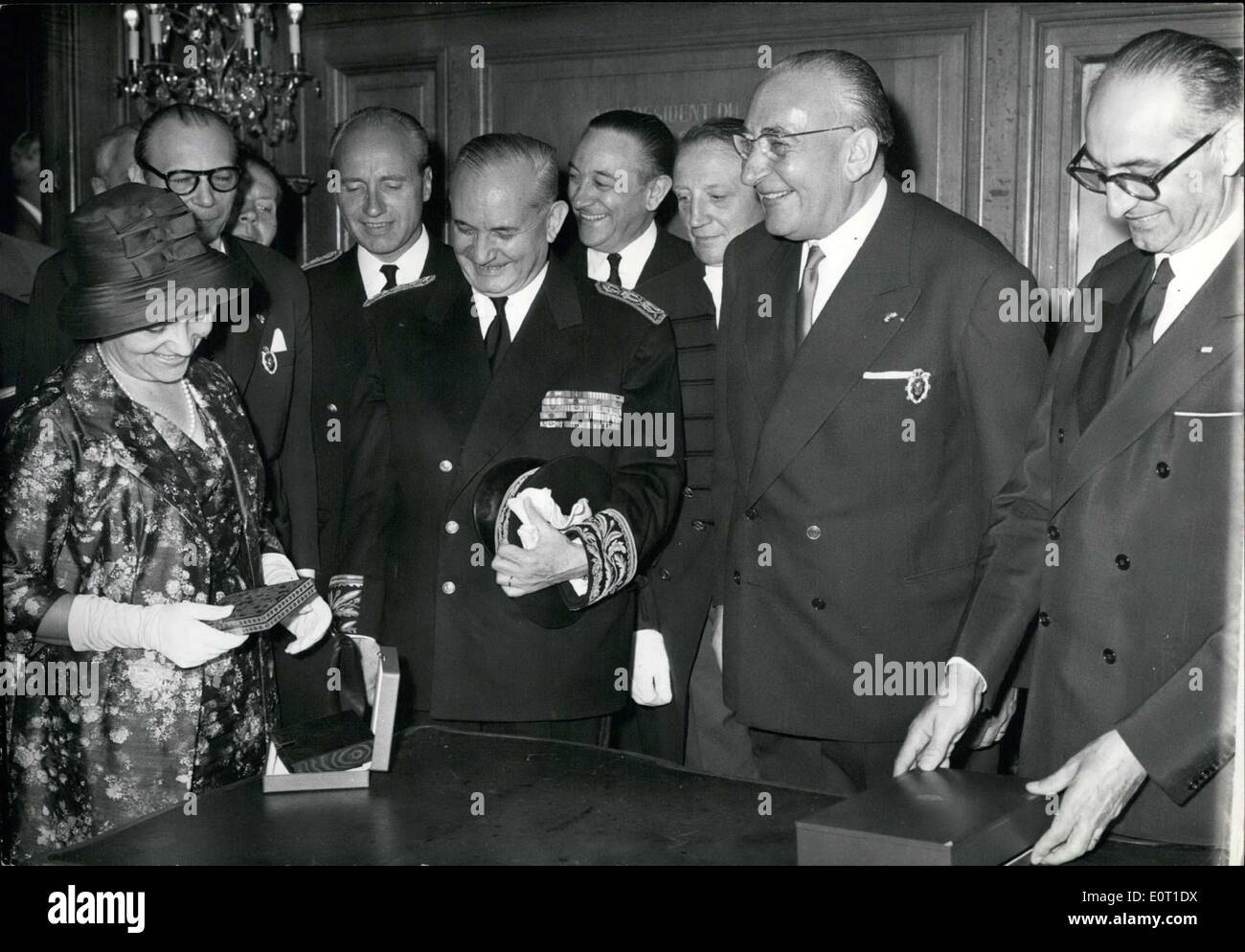 Giugno 23, 1960 - Tardieu, il presidente di Parigi il consiglio comunale ha dato la sig.ra Frondizi una ''minaudiere'' e il sig. Frondizi un caso di sigarette. Essi sono a Parigi city hall. Foto Stock