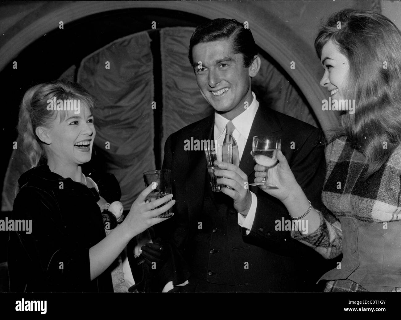 Il produttore Robert Evans brinda con gli amici Foto Stock